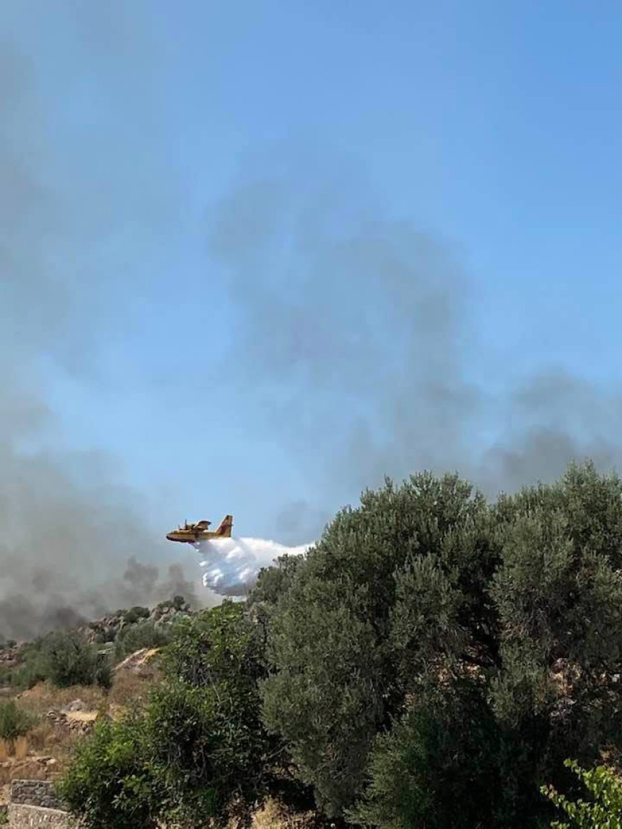 Σε ύφεση η φωτιά στην Αίγινα