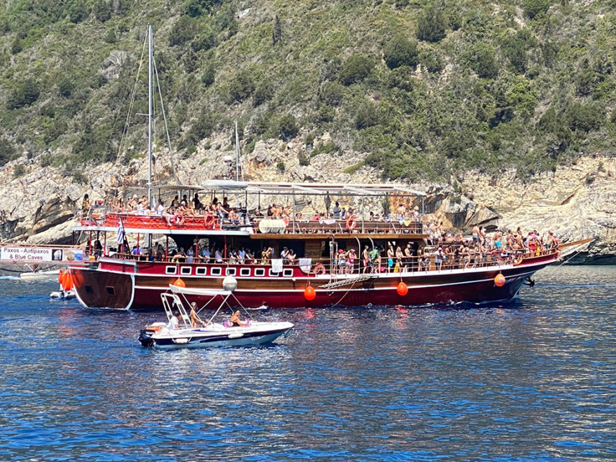 Αντίπαξοι: «Τσαμπιά» στα καταστρώματα, τι να σου κάνουν οι μάσκες  -  Δείτε φωτογραφίες