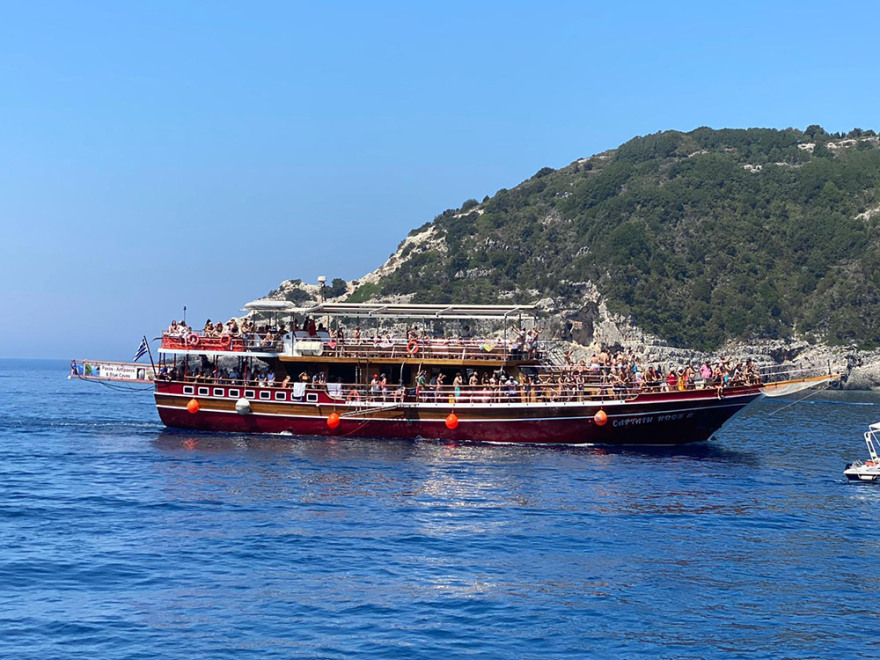 Αντίπαξοι: «Τσαμπιά» στα καταστρώματα, τι να σου κάνουν οι μάσκες  -  Δείτε φωτογραφίες