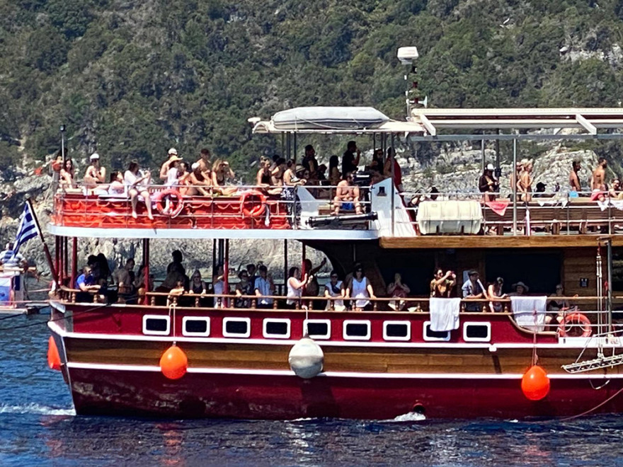 Αντίπαξοι: «Τσαμπιά» στα καταστρώματα, τι να σου κάνουν οι μάσκες  -  Δείτε φωτογραφίες