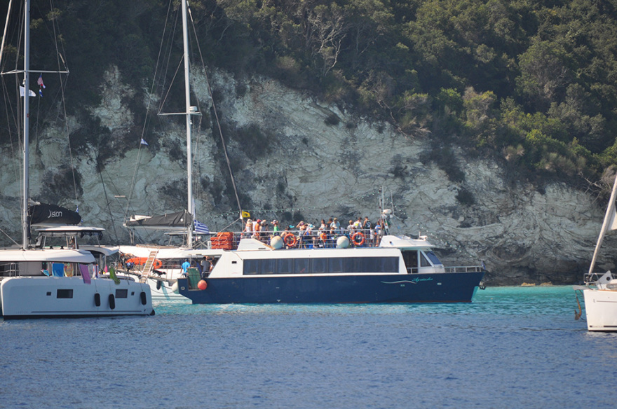 Αντίπαξοι: «Τσαμπιά» στα καταστρώματα, τι να σου κάνουν οι μάσκες  -  Δείτε φωτογραφίες