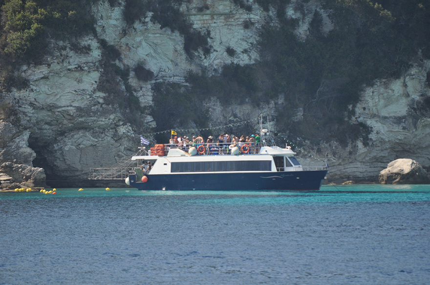 Αντίπαξοι: «Τσαμπιά» στα καταστρώματα, τι να σου κάνουν οι μάσκες  -  Δείτε φωτογραφίες