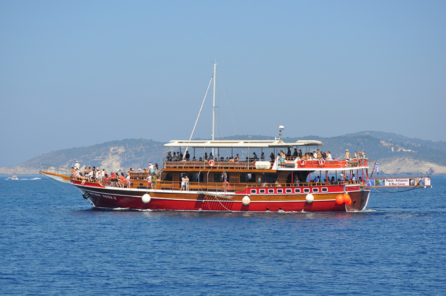 Αντίπαξοι: «Τσαμπιά» στα καταστρώματα, τι να σου κάνουν οι μάσκες  -  Δείτε φωτογραφίες