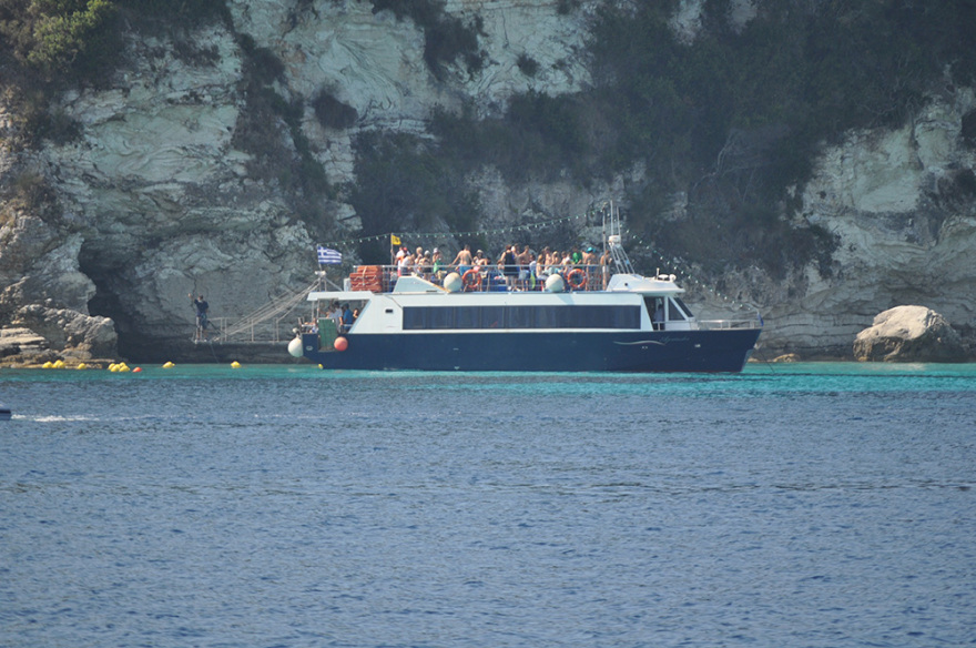 Αντίπαξοι: «Τσαμπιά» στα καταστρώματα, τι να σου κάνουν οι μάσκες  -  Δείτε φωτογραφίες