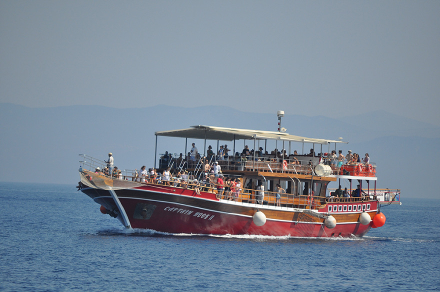 Αντίπαξοι: «Τσαμπιά» στα καταστρώματα, τι να σου κάνουν οι μάσκες  -  Δείτε φωτογραφίες