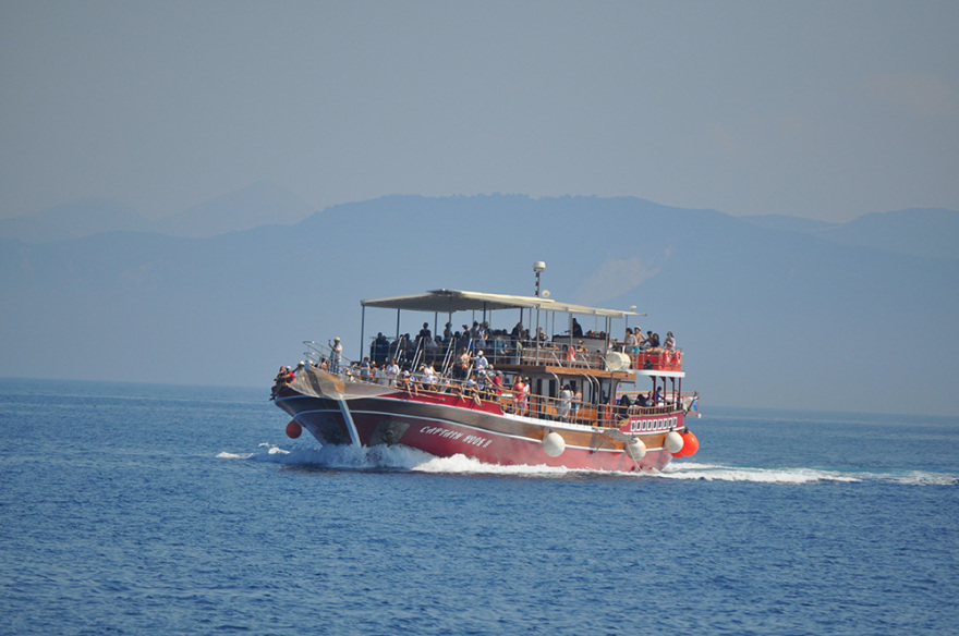 Αντίπαξοι: «Τσαμπιά» στα καταστρώματα, τι να σου κάνουν οι μάσκες  -  Δείτε φωτογραφίες