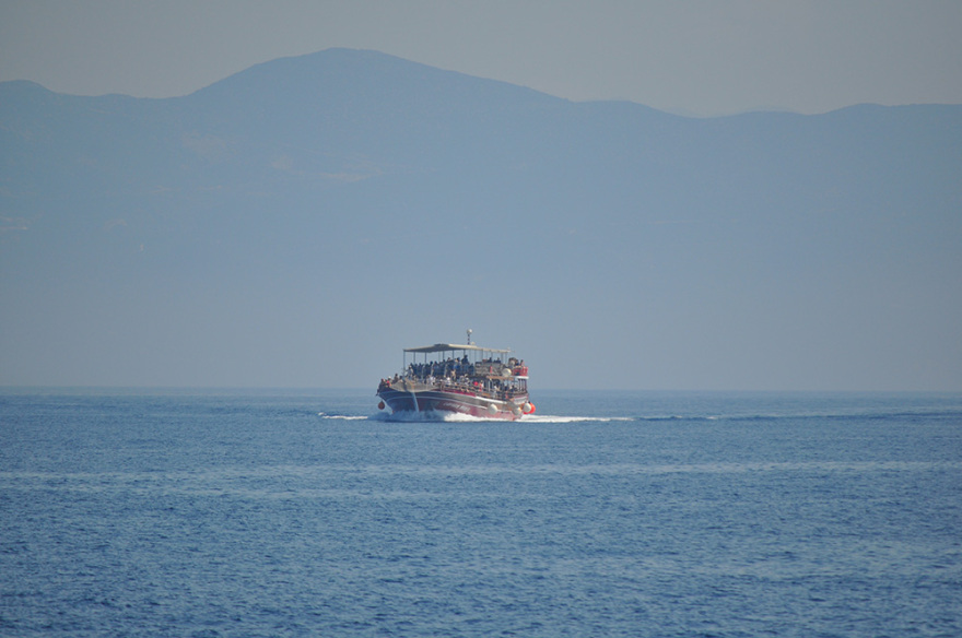 Αντίπαξοι: «Τσαμπιά» στα καταστρώματα, τι να σου κάνουν οι μάσκες  -  Δείτε φωτογραφίες