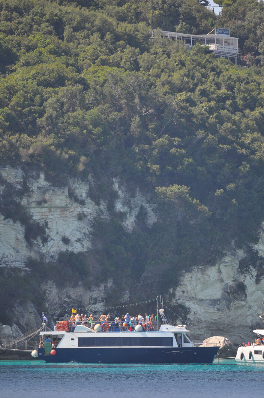 Αντίπαξοι: «Τσαμπιά» στα καταστρώματα, τι να σου κάνουν οι μάσκες  -  Δείτε φωτογραφίες
