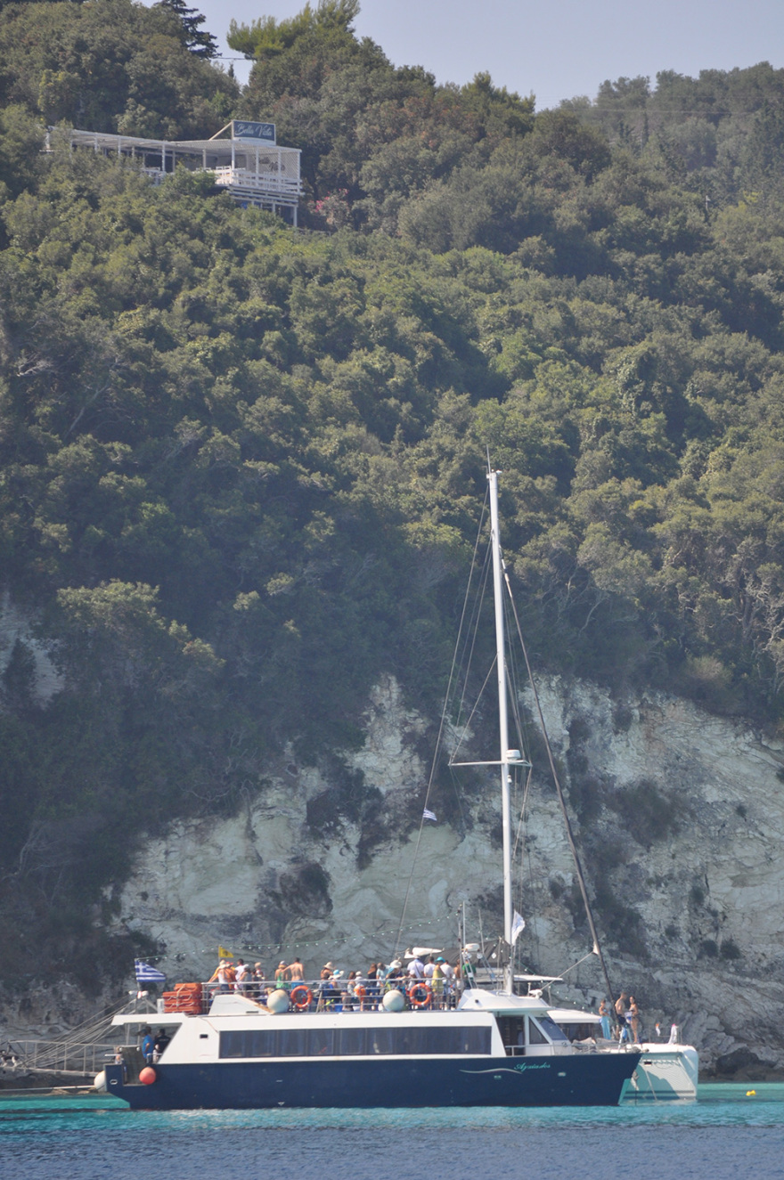 Αντίπαξοι: «Τσαμπιά» στα καταστρώματα, τι να σου κάνουν οι μάσκες  -  Δείτε φωτογραφίες