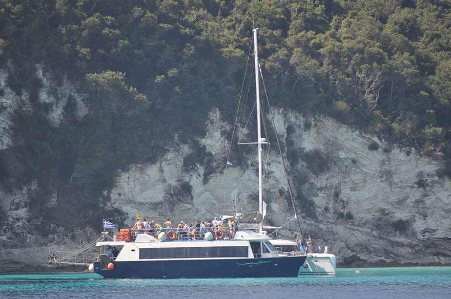 Αντίπαξοι: «Τσαμπιά» στα καταστρώματα, τι να σου κάνουν οι μάσκες  -  Δείτε φωτογραφίες