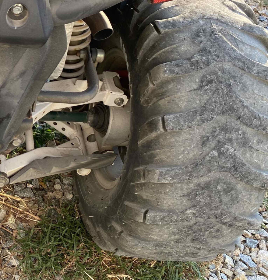 Μύκονος: Εταιρείες μίσθωσης αυτοκινήτων διέθεταν όχημα με λάστιχα από το... 2005