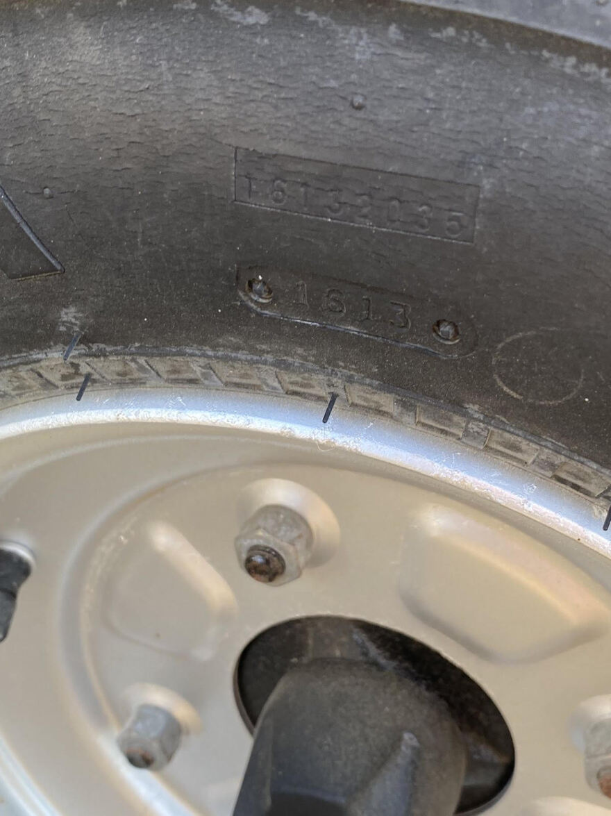 Μύκονος: Εταιρείες μίσθωσης αυτοκινήτων διέθεταν όχημα με λάστιχα από το... 2005