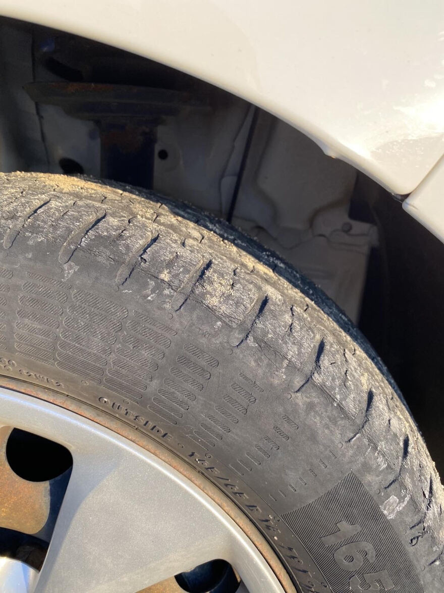 Μύκονος: Εταιρείες μίσθωσης αυτοκινήτων διέθεταν όχημα με λάστιχα από το... 2005