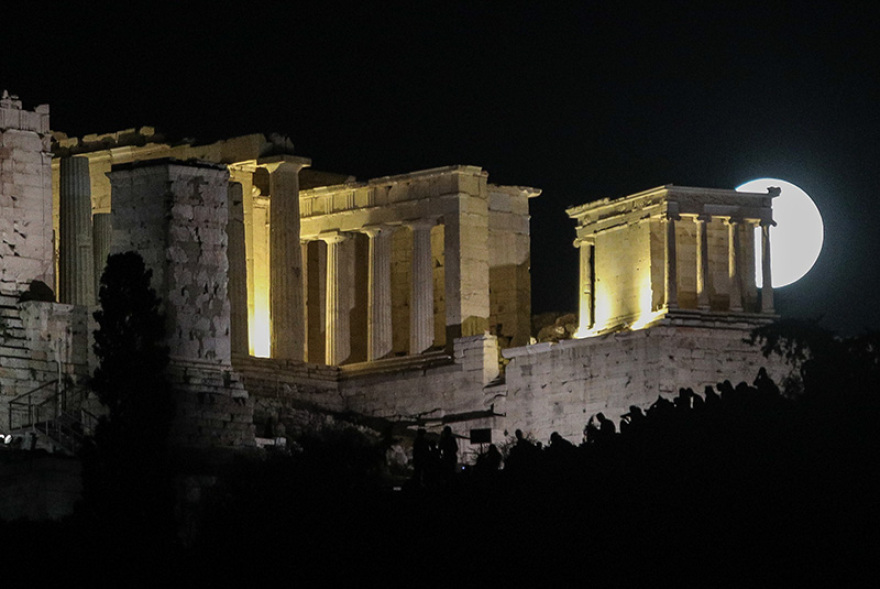 Εικόνες: Νύχτα μαγείας με το ολόγιομο αυγουστιάτικο φεγγάρι