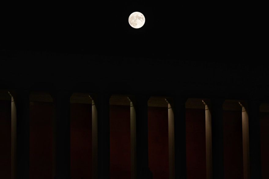 Εικόνες: Νύχτα μαγείας με το ολόγιομο αυγουστιάτικο φεγγάρι