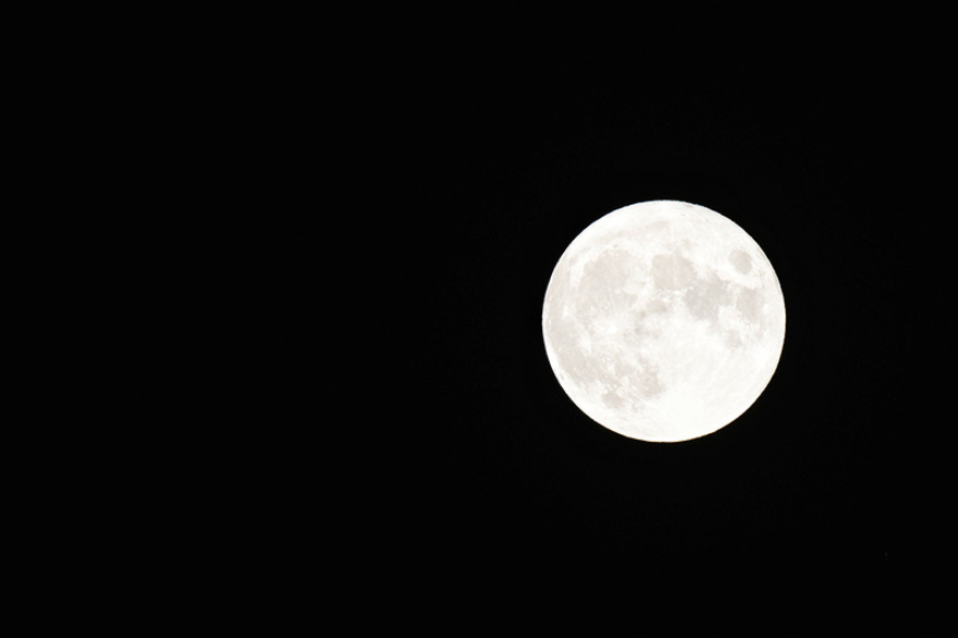 Εικόνες: Νύχτα μαγείας με το ολόγιομο αυγουστιάτικο φεγγάρι