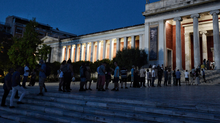 Εικόνες: Νύχτα μαγείας με το ολόγιομο αυγουστιάτικο φεγγάρι