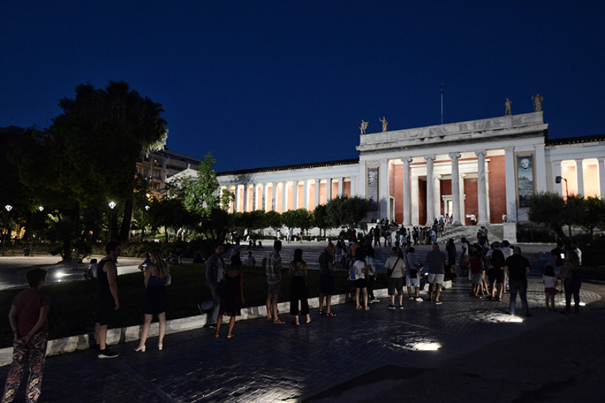 Εικόνες: Νύχτα μαγείας με το ολόγιομο αυγουστιάτικο φεγγάρι