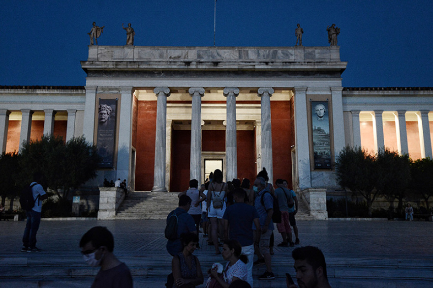 Εικόνες: Νύχτα μαγείας με το ολόγιομο αυγουστιάτικο φεγγάρι