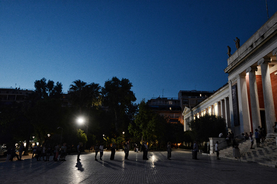 Εικόνες: Νύχτα μαγείας με το ολόγιομο αυγουστιάτικο φεγγάρι