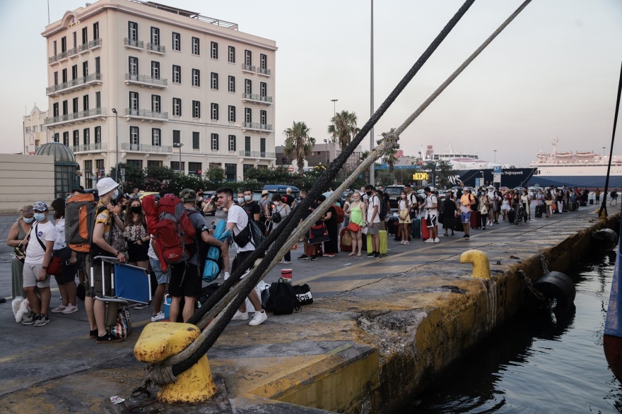 Κίνηση στο λιμάνι του Πειραιά - Με αυξημένη πληρότητα αναχωρούν τα πλοία 