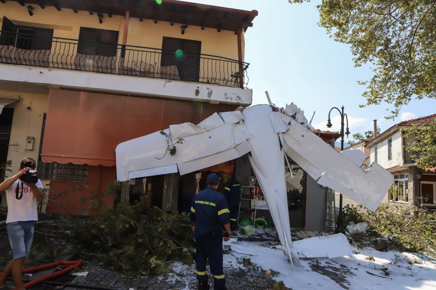 Πρώτη Σερρών: Το μικρό αεροπλάνο έπεσε 100 μέτρα μακριά από το φαρμακείο που εργάζεται η μητέρα του χειριστή 