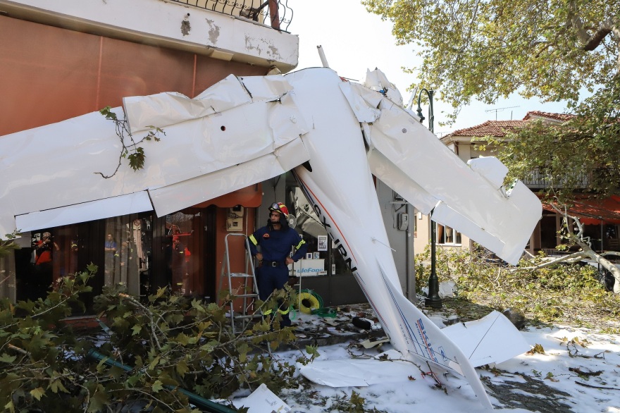 Πρώτη Σερρών: Το μικρό αεροπλάνο έπεσε 100 μέτρα μακριά από το φαρμακείο που εργάζεται η μητέρα του χειριστή 