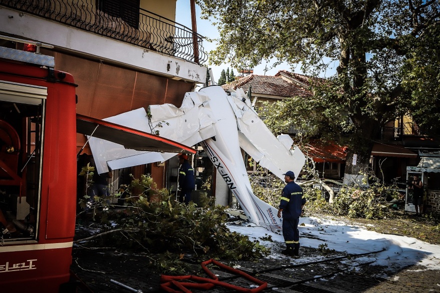 Πρώτη Σερρών: Το μικρό αεροπλάνο έπεσε 100 μέτρα μακριά από το φαρμακείο που εργάζεται η μητέρα του χειριστή 