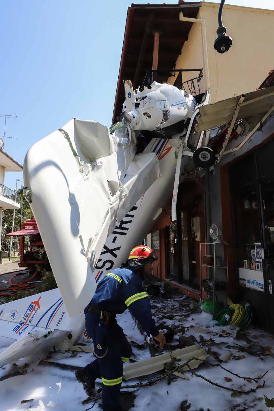 Πρώτη Σερρών: Το μικρό αεροπλάνο έπεσε 100 μέτρα μακριά από το φαρμακείο που εργάζεται η μητέρα του χειριστή 