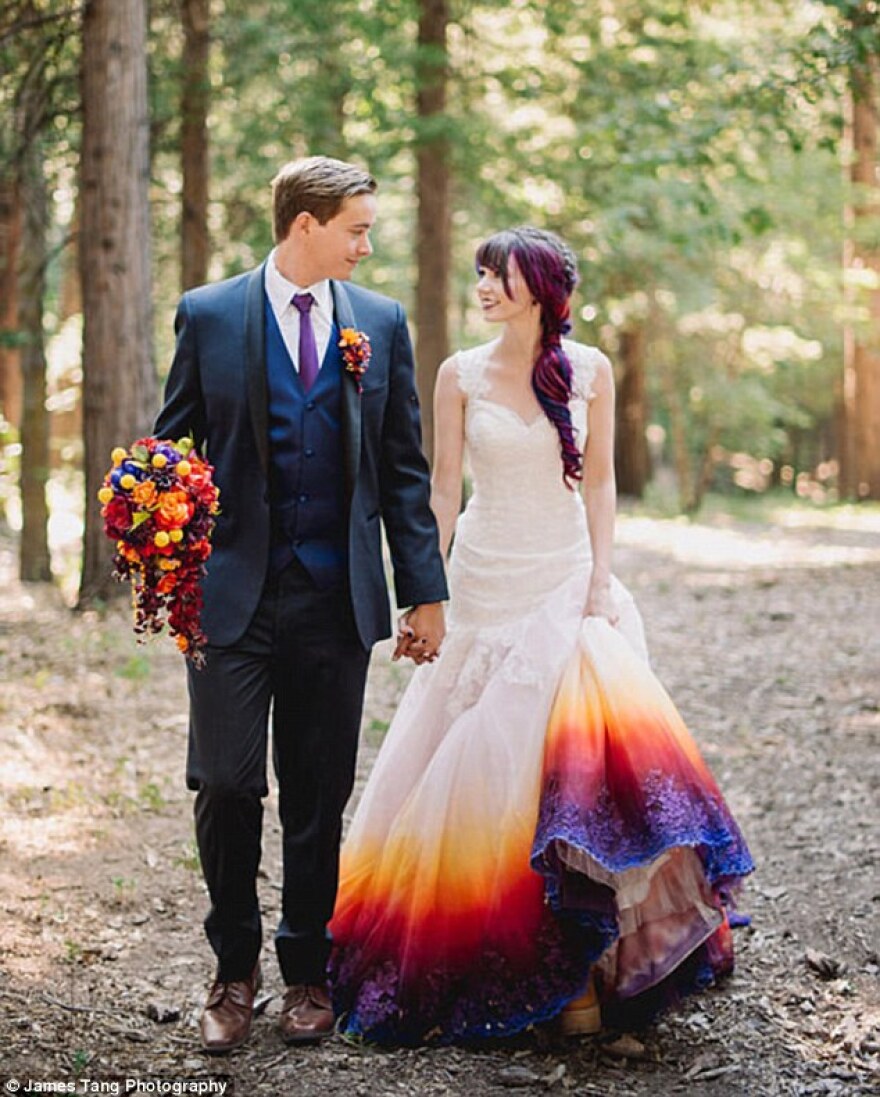 Τα νυφικά «Φωτιά» της Taylor Ann Linko έγιναν viral στο διαδίκτυο