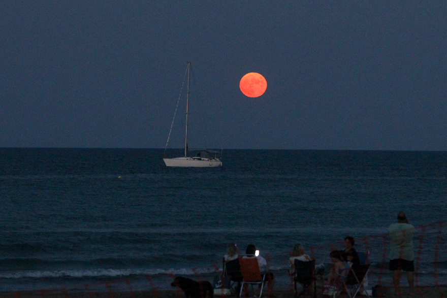 Εικόνες: Νύχτα μαγείας με το ολόγιομο αυγουστιάτικο φεγγάρι
