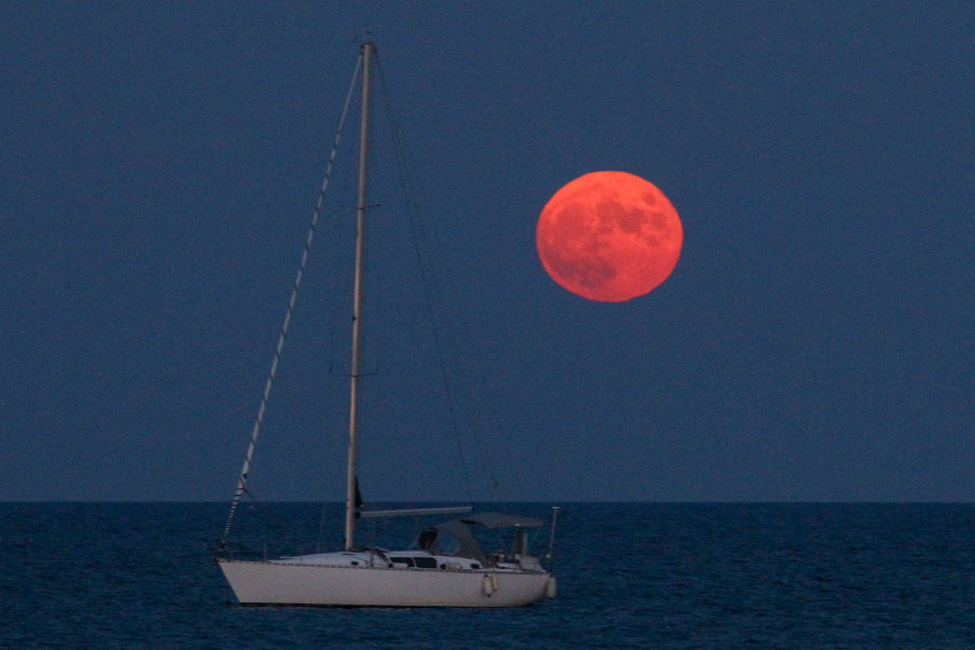 Εικόνες: Νύχτα μαγείας με το ολόγιομο αυγουστιάτικο φεγγάρι