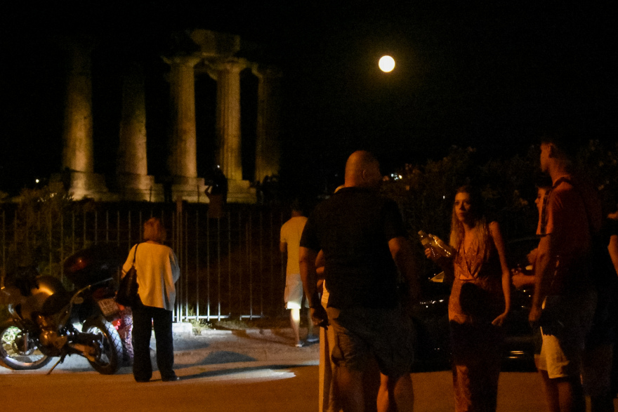 Εικόνες: Νύχτα μαγείας με το ολόγιομο αυγουστιάτικο φεγγάρι