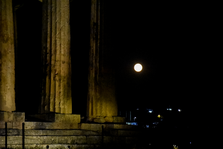 Εικόνες: Νύχτα μαγείας με το ολόγιομο αυγουστιάτικο φεγγάρι