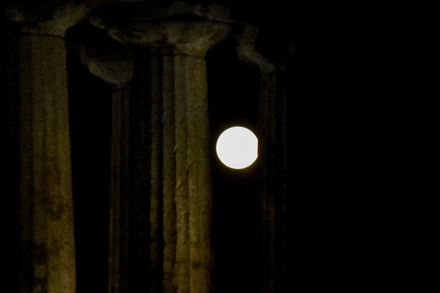 Εικόνες: Νύχτα μαγείας με το ολόγιομο αυγουστιάτικο φεγγάρι