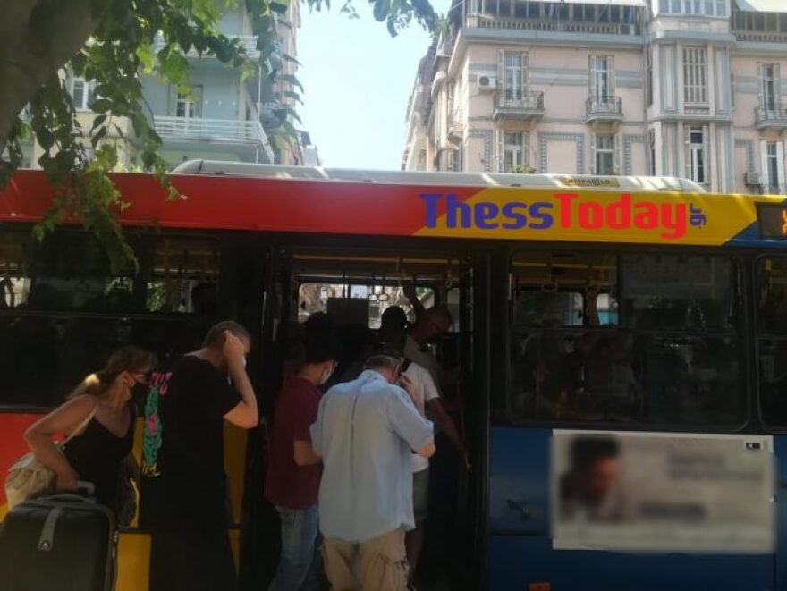 Θεσσαλονίκη: Ποιο 65% πληρότητα; - Δείτε πώς στοιβάζονται στα λεωφορεία του ΟΑΣΘ
