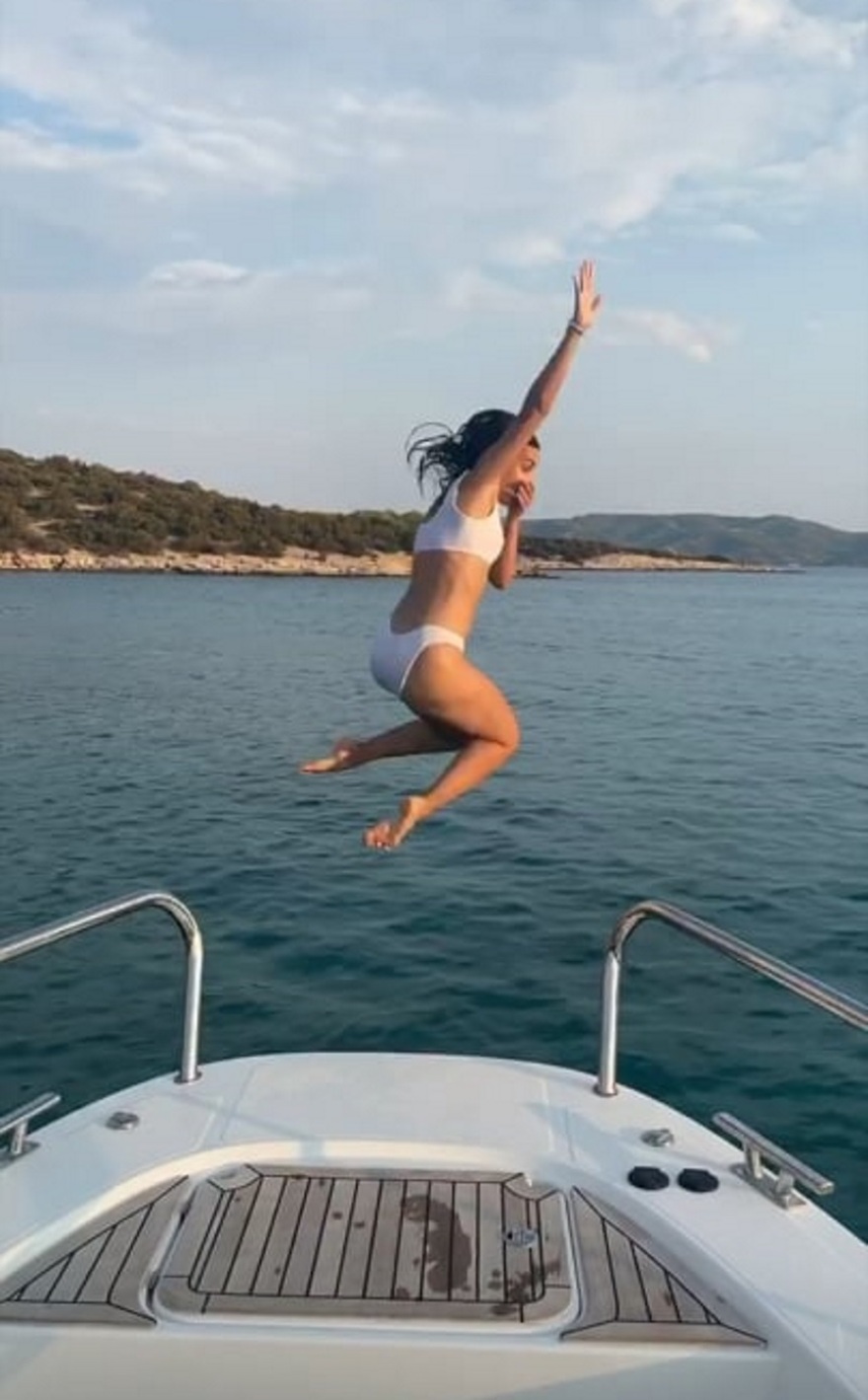 Τόνια Σωτηροπούλου: Βόλτες με σκάφος στις Σπέτσες με τον Κωστή Μαραβέγια και την παρέα τους 