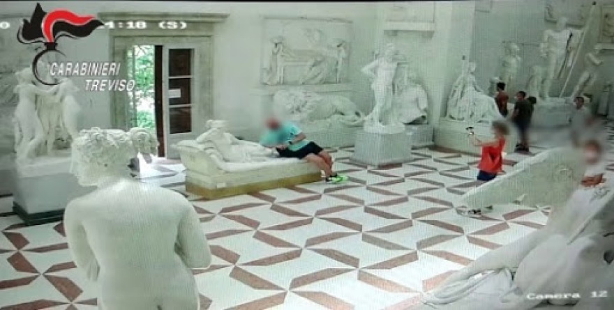 Ιταλία: Τουρίστας «ξάπλωσε» σε γλυπτό 200 ετών σε μουσείο και το... έσπασε - Δείτε βίντεο