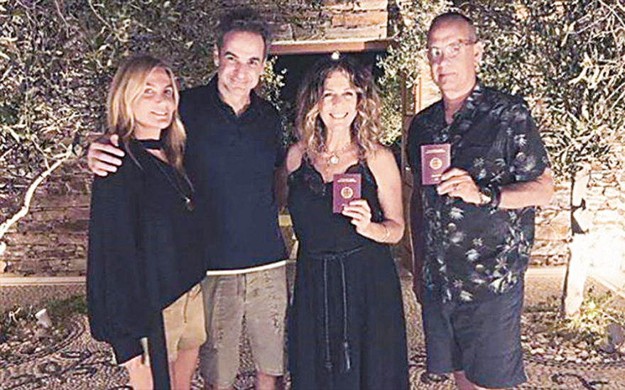 Οικογένεια Τομ Χανκς: Ο πατέρας με διαβατήριο και ο γιος με σταυρό 