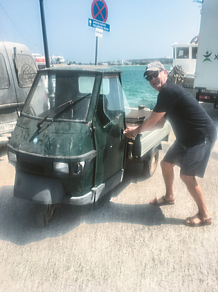 Οικογένεια Τομ Χανκς: Ο πατέρας με διαβατήριο και ο γιος με σταυρό 