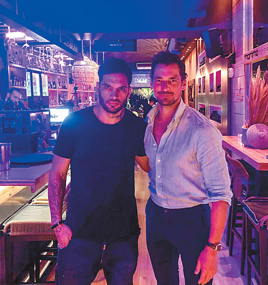 Οι ελληνικές διακοπές του Ντέιβιντ Γκάντι: Ημίθεος ετών 40 και... Συριανός