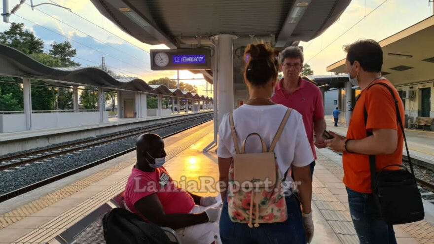 Λαμία: Απίστευτο περιστατικό - Τον πέταξαν έξω από το τρένο γιατί νόμιζαν ότι έχει κορωνοϊό 