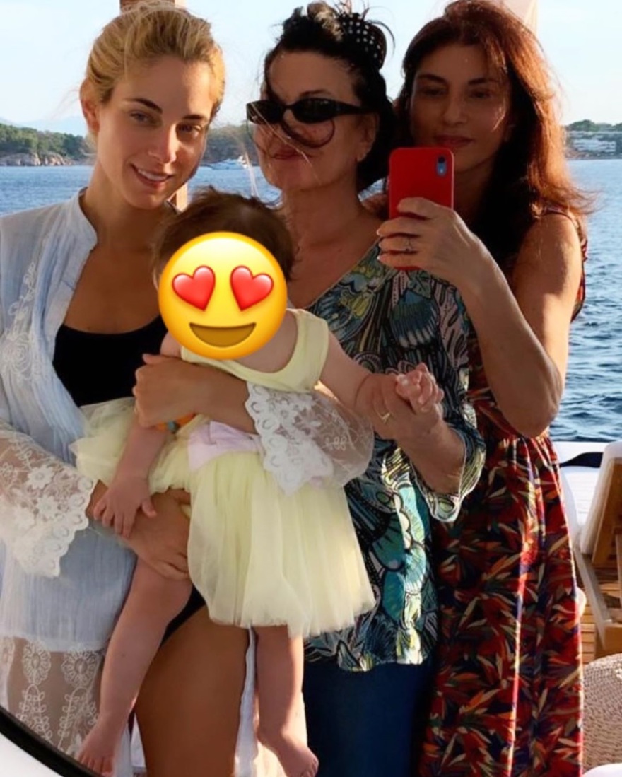 Δούκισσα Νομικού: Η καλοκαιρινή φωτογραφία με τη μαμά, τη γιαγιά και την κόρη της