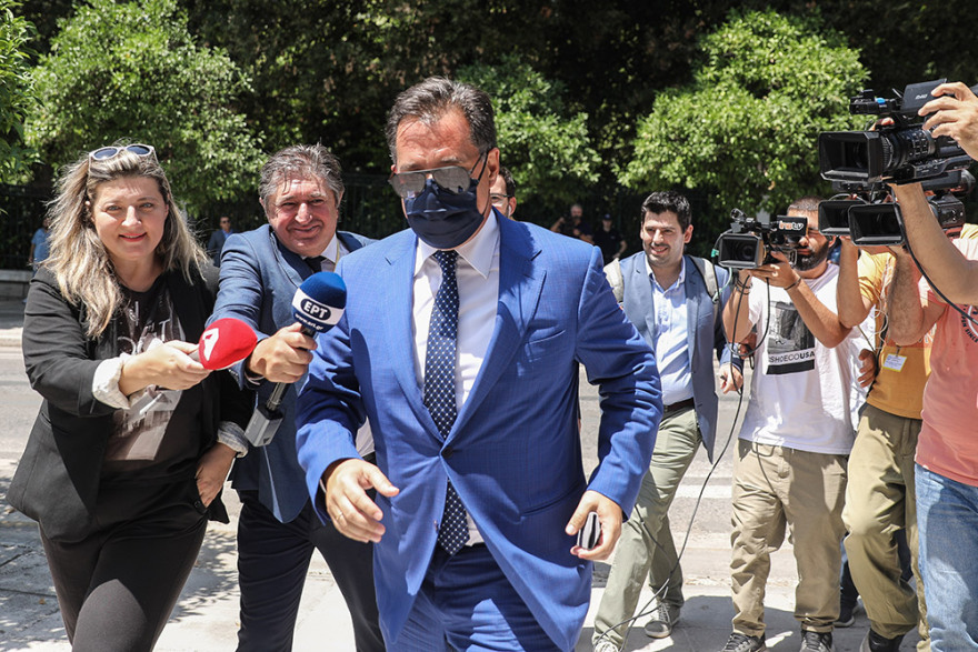 Ορκωμοσία των νέων υπουργών: Τα λευκά της Ζωής Ράπτη, οι μάσκες και ο... Άδωνις Γεωργιάδης