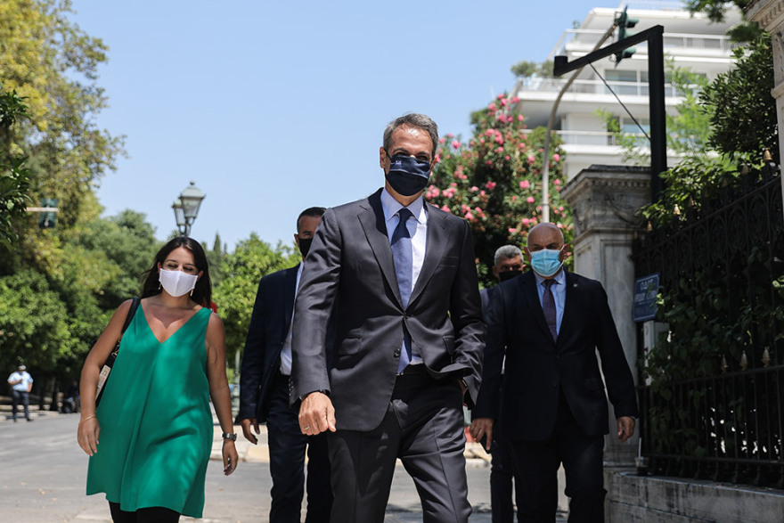 Ορκωμοσία των νέων υπουργών: Τα λευκά της Ζωής Ράπτη, οι μάσκες και ο... Άδωνις Γεωργιάδης