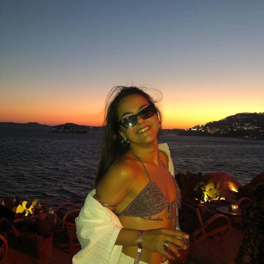 Ζένια Μπονάτσου: H εγγονή της Λάσκαρη εργάζεται στη Μύκονο ως... σερβιτόρα