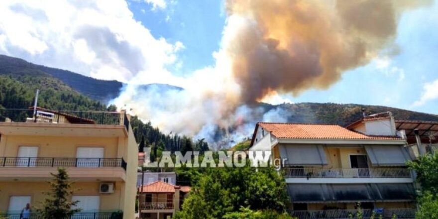 Μεγάλη φωτιά στην Αταλάντη, κοντά στα σπίτια οι φλόγες 