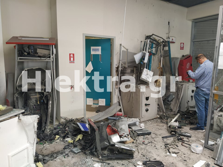 Κόρινθος: «Ξήλωσαν» τέσσερα ΑΤΜ από εμπορικό κέντρο - Δείτε εικόνες καταστροφής