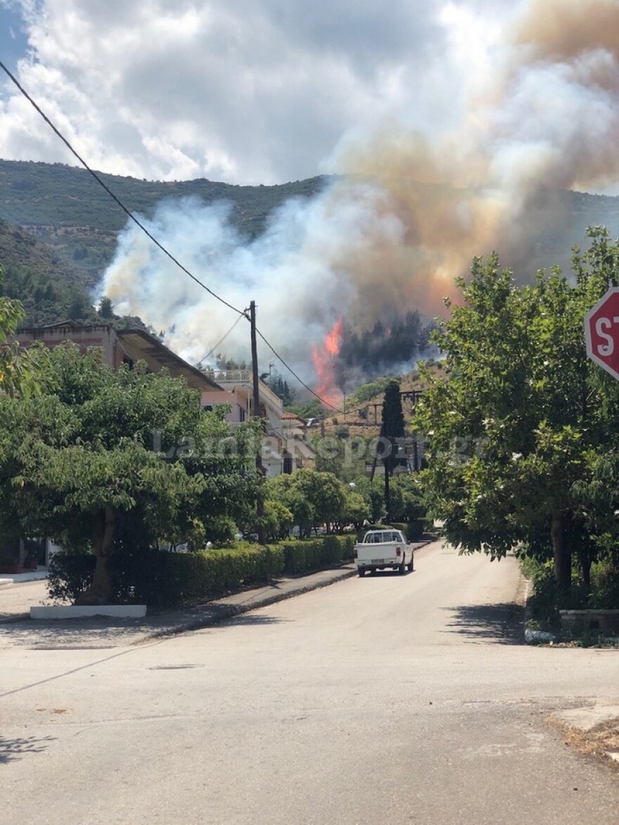 Μεγάλη φωτιά στην Αταλάντη, κοντά στα σπίτια οι φλόγες 