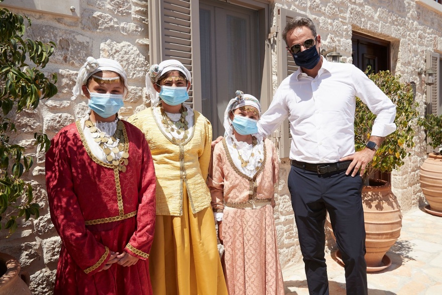 Μείωση ΕΝΦΙΑ για τους κατοίκους των μικρών νησιών ανακοίνωσε από τη Χάλκη ο Μητσοτάκης